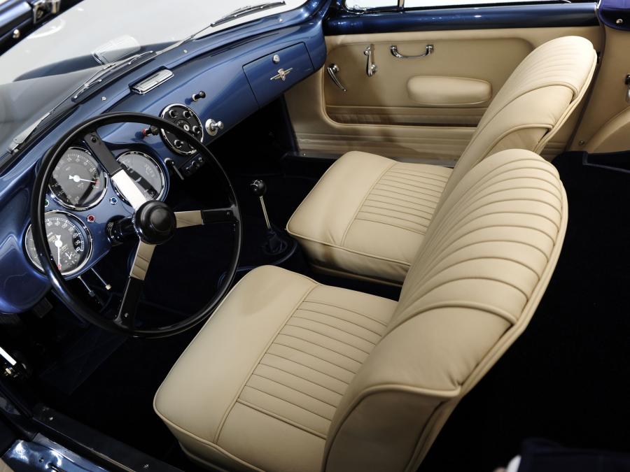 Интерьер Aston Martin DB2/4 Drophead Coupe (LML/506) 1954 года  (фото 5 из 8)
